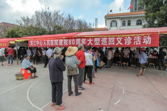 义诊现场（翁冬宁摄）