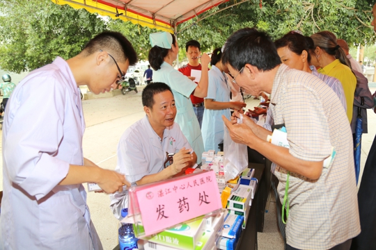 义诊现场发药处（翁冬宁摄）