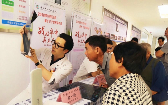 专家仔细为就诊群众进行体格检查和病情询问，并耐心的解答群众提出的各种咨询