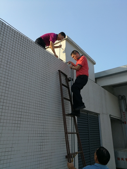 我院院长、书记深入医院楼顶排查安全隐患