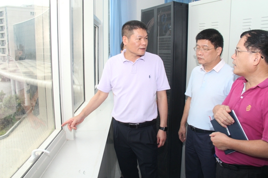 杨志刚院长到科室指导防台风工作（陈琪伟摄）