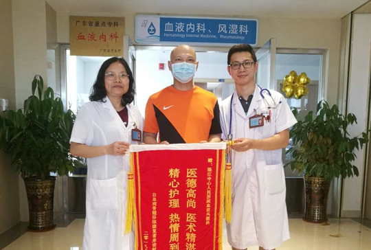患者朱先生出院为感谢医务人员妙手仁心，特地送来了锦旗。