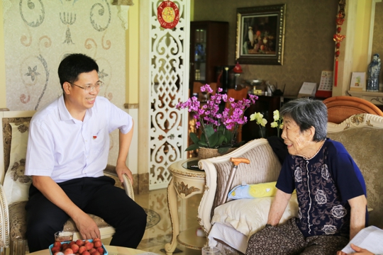 院党委书记陈志辉慰问老党员。