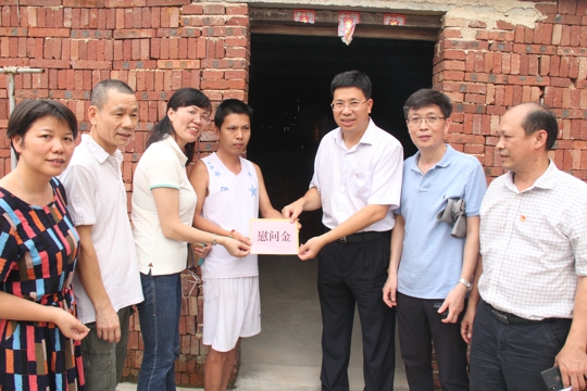 陈志辉书记慰问贫困户