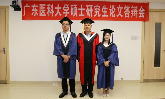 答辩后，杨院长与研究生合照