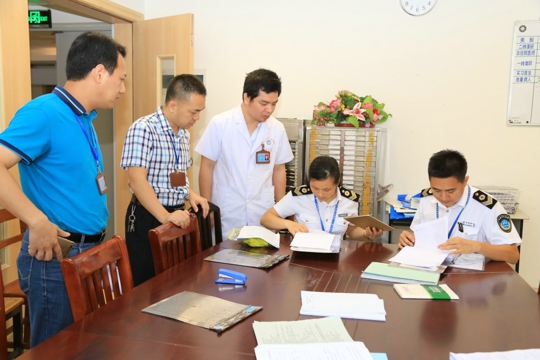 检查组对病历管理情况进行现场检查（翁冬宁摄）