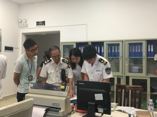 检查组对药事管理进行现场检查（陈爱摄）