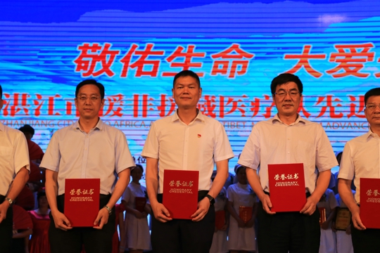 杨志刚院长获得重视护理工作领导奖（黄?蜕悖?