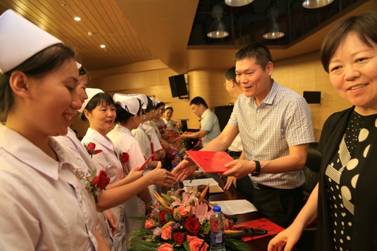 杨院长为优秀护士颁奖