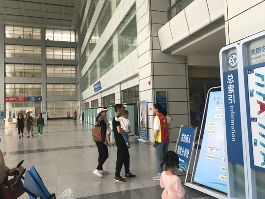 志愿者在医院进行志愿服务