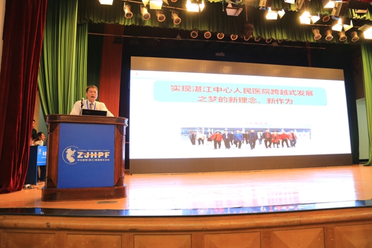 杨院长在进行主题演讲。（翁冬宁 摄）