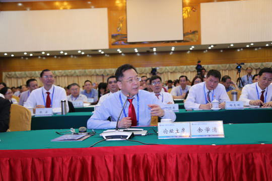 论坛主席广东医科大学余学清副校长对杨院长的演讲进行点评。（翁冬宁  摄）