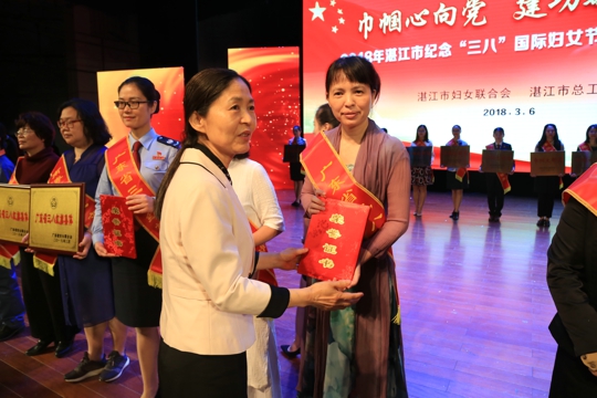 市领导在为我院颁奖