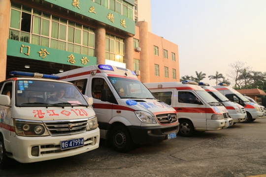 市卫计局通过120指挥中心从全市各医院抽调的36台救护车陆续到位加入搬迁重症病人的行列