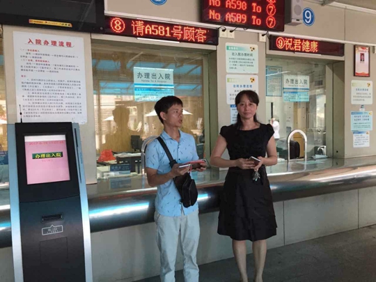 班长吴丽霞与失主合影