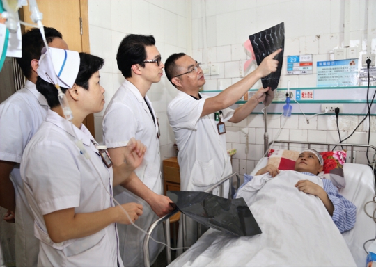 徐力主任查房详细分析病情