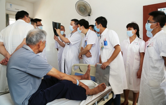 骨科副主任廖兴华在卫生院病区进行教学查房（翁冬宁摄）