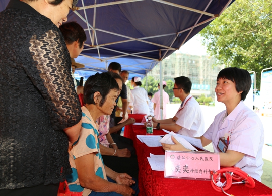 神经内科陈奕奕为群众诊病（翁冬宁摄）
