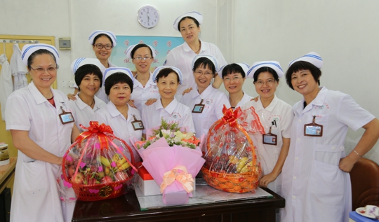 护理部主任与护长共同庆祝护士节