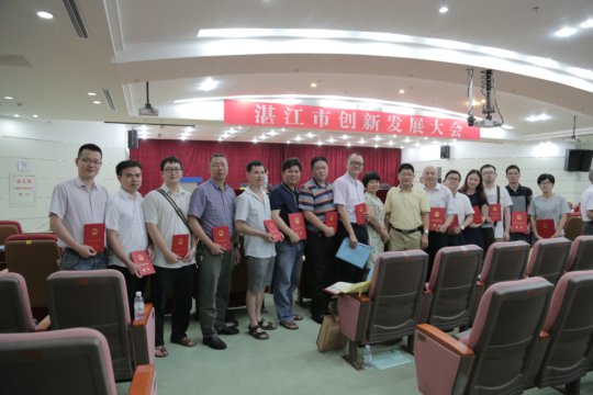 获奖人员在颁奖现场合照（黄?蜕悖?
