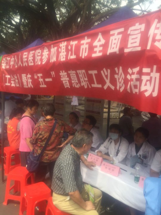 义诊现场（范明明摄）