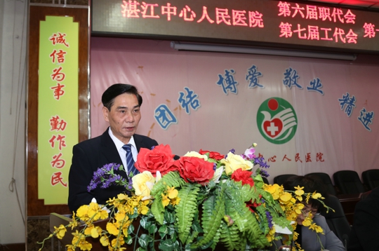 蔡玉桂院长正在主席台作工作报告（翁冬宁摄）