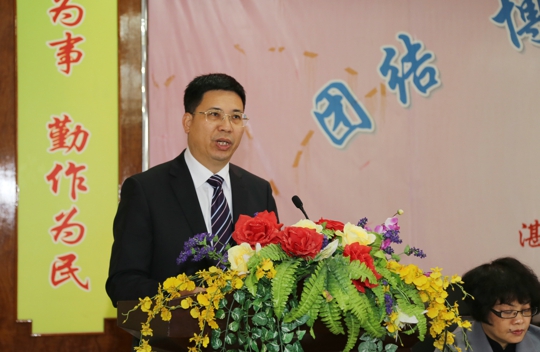 院党委书记陈志辉代表院党委作了题为《新形��  新机遇  撸起袖子干出新业绩》的讲话。（翁冬宁摄）