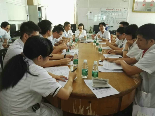 专家在参加呼吸内科疑难病例讨论。（陈爱  摄）
