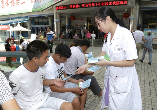 呼吸内科医务人员向群众发放控烟资料宣传戒烟知识（翁冬宁摄）