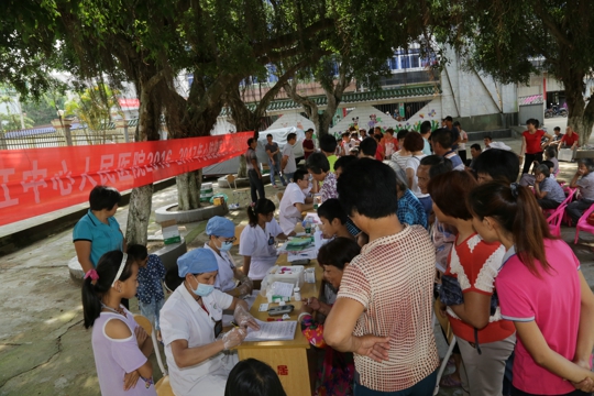 义诊现场人头涌涌（翁冬宁摄）