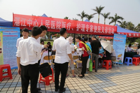 市民在等候测量血压、血糖（黄?蜕悖?