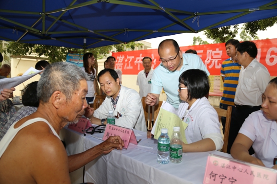 李建炜副院长在义诊现场指导工作（翁冬宁摄）