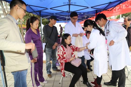 急救中心团员志愿为群众演示急救包扎（翁冬宁摄）
