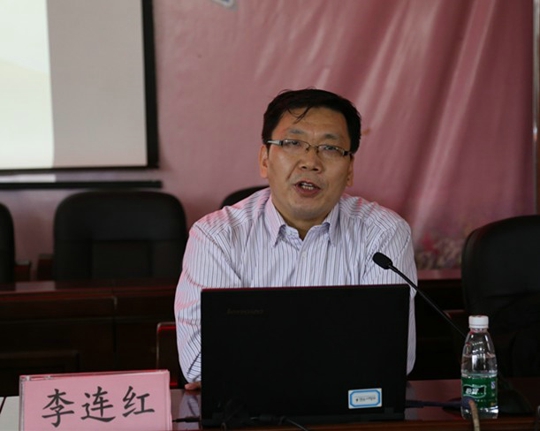 李连红教授在讲课（杨卓平摄）