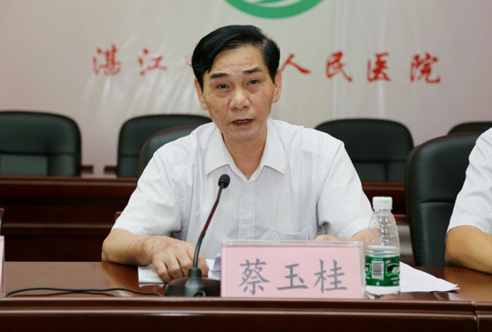 蔡玉桂院长主持大会(翁冬宁摄)