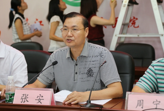 张安副书记宣读医院党委的七一表扬决定和表扬名单(翁冬宁摄)