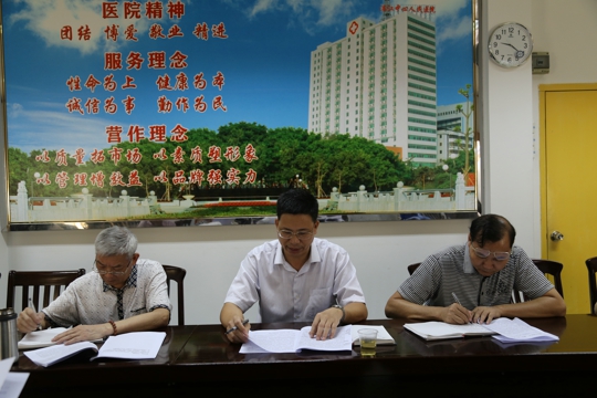 我院陈志辉书记向检查组汇报我院落实党委主体责任和纪委监督责任的总体工作情况(周东摄)