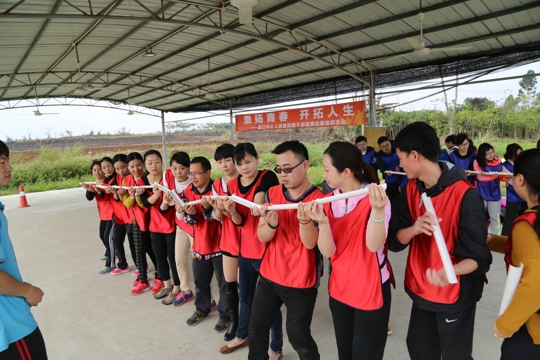 玩“管道传输”时，每个人都怕把球接掉了