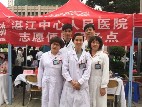 义诊后，医务人员合影