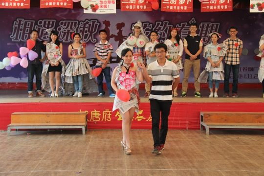 报纸自制婚礼服走秀